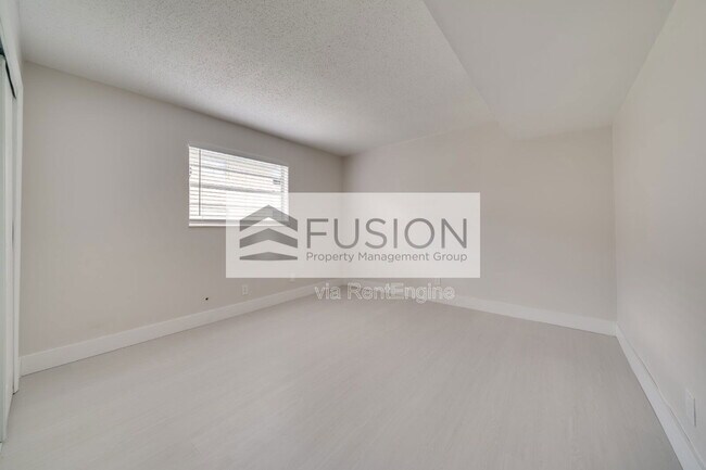 Building Photo - 921 SW 74th Terrace