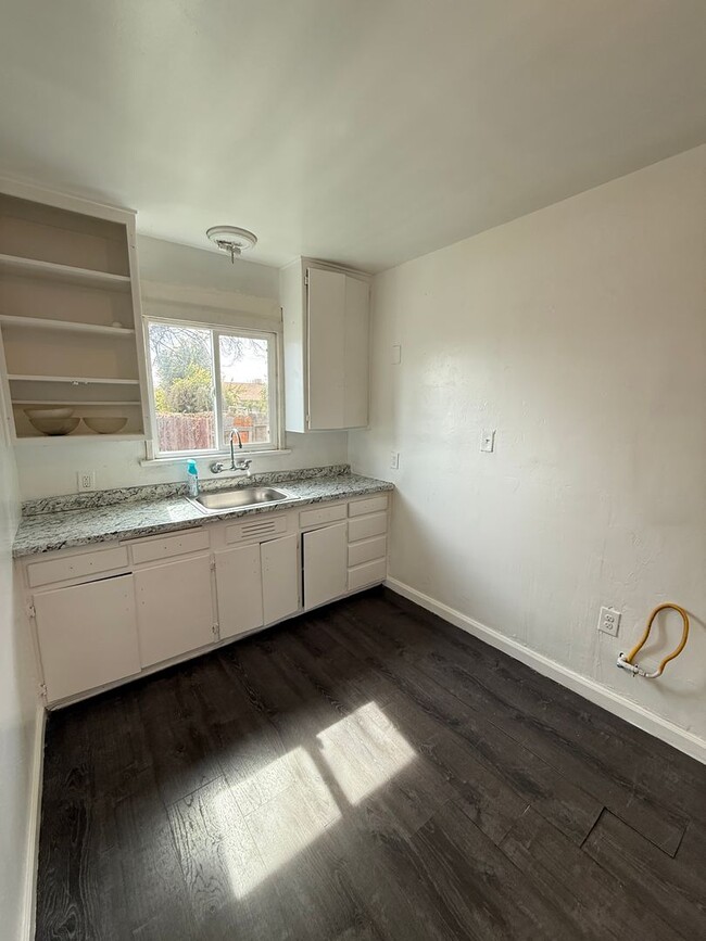 Building Photo - Private 1 Bed, 1 Bath Back Unit with Fresh...