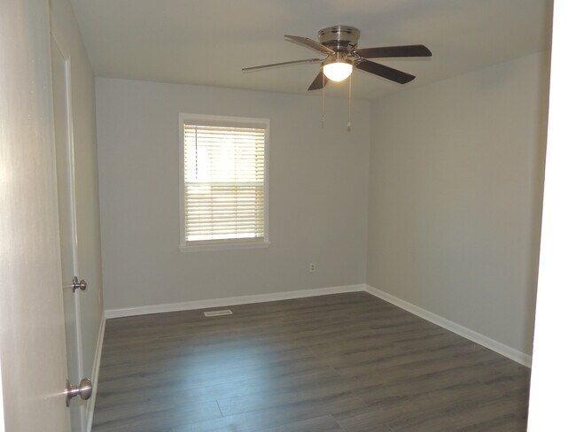 Building Photo - 5823 Rivercroft Rd