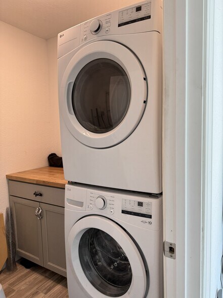 Laundry room - 11297 Summerwinds Ct
