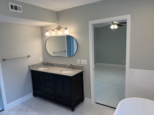Building Photo - Remodeled Pool Home Located in the Very De...