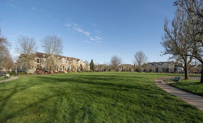 Building Photo - 6610 NE Rosebay Dr