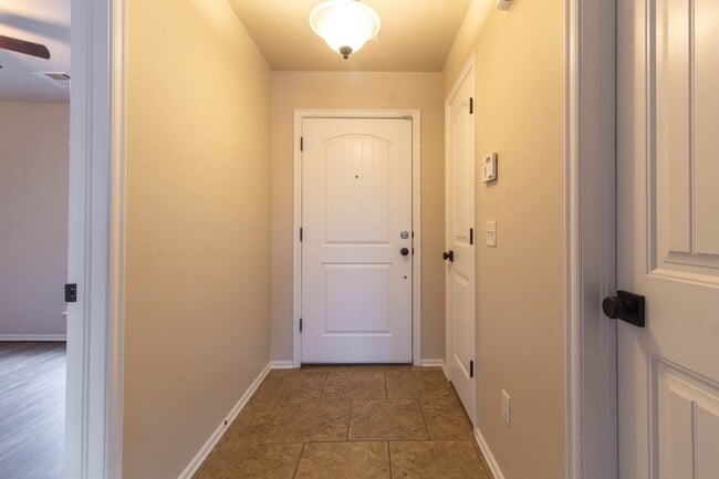 Building Photo - Spacious 2BD/2BTH Home Minutes away from Top Golf Chisholm Creek Shopping Center and Quail Spring...