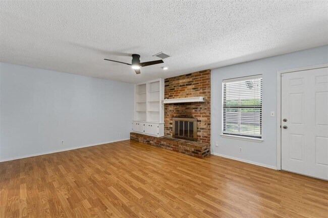 Building Photo - 213 S Silver Dr