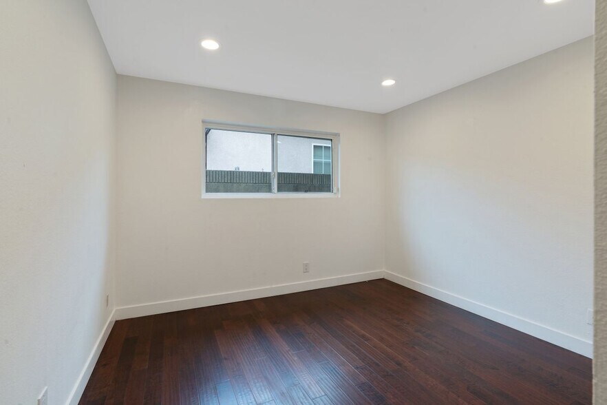 Building Photo - 1427 E 55th St