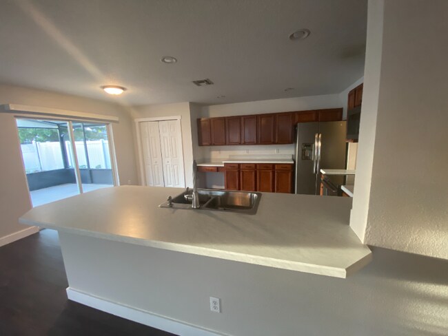 Building Photo - 1353 Karok St