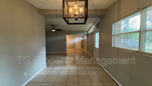 Building Photo - 1053 Cherbourg Ave E