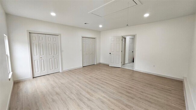 Building Photo - 741 S Glen Ln