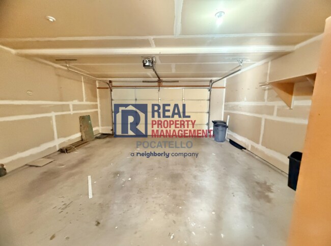 Building Photo - 3 bed 2.5 bath 2 car garage house - pets negotiable