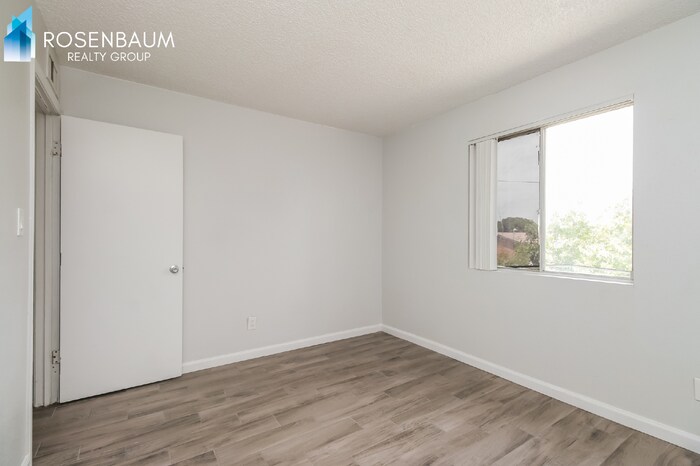 Building Photo - 1050 W University Dr
