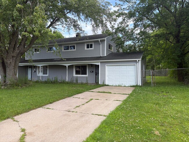 Building Photo - Townhome with attached garage