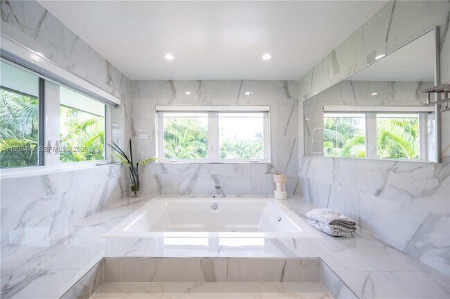 Building Photo - 7125 Los Pinos Blvd