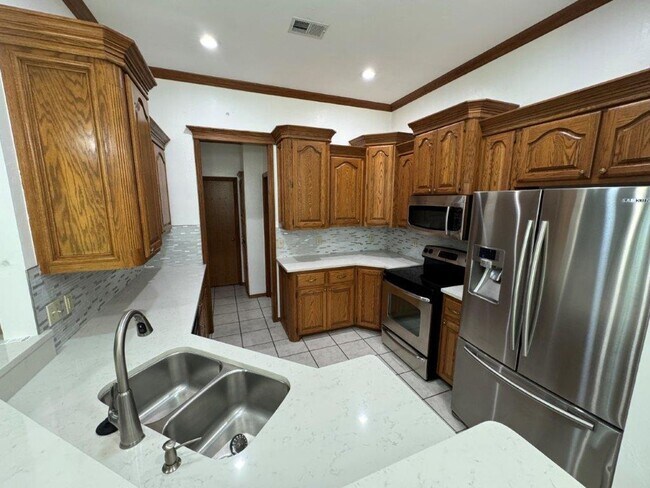 Building Photo - 4 bed, 2 bath ,3 car with storm shelter! B...