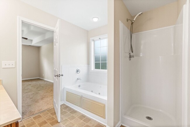 Building Photo - Come take a look at this 5 bedroom beauty!