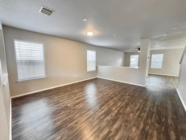 Building Photo - Spacious 3 beds, 2.5 baths in Bristol Forest!