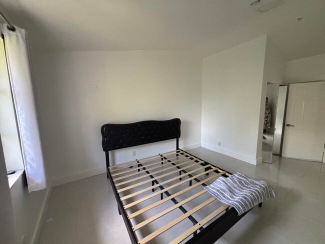 Building Photo - 1734 NE 6th St