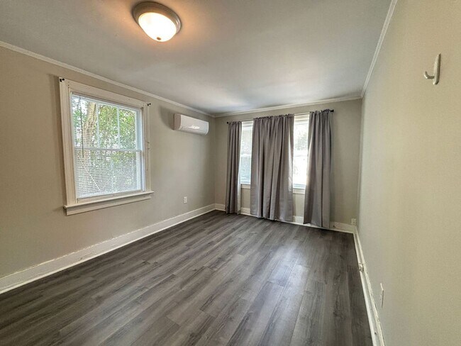 Building Photo - Available now. WATER & SEWER INCLUDED! Gre...