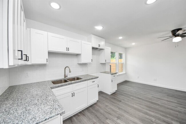 Building Photo - 2322 Wavell St