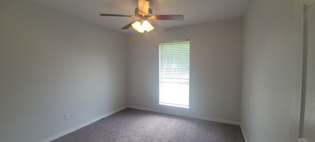 Building Photo - Beautiful 3 bedroom/2 bath with fireplace and huge covered back patio!