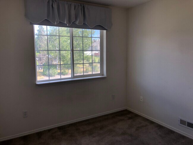 Building Photo - 1500 NW Canyon View Dr