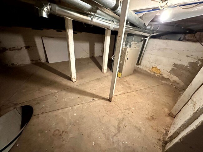 Building Photo - Cute, Remodeled 2 Bed, 1 bath Home (Availa...