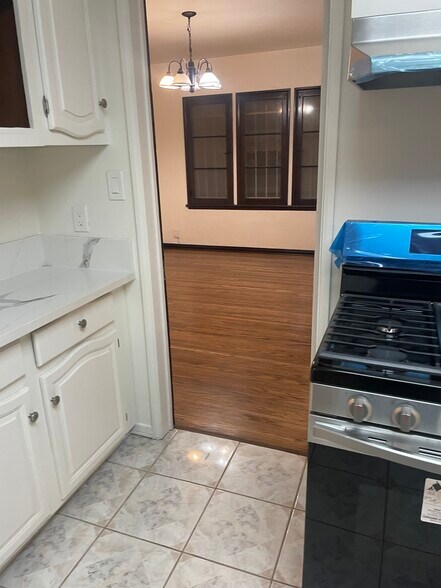 Dining room entryway - 1208 W 81st Pl
