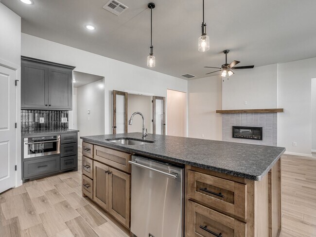 Building Photo - New Home In Yukon!