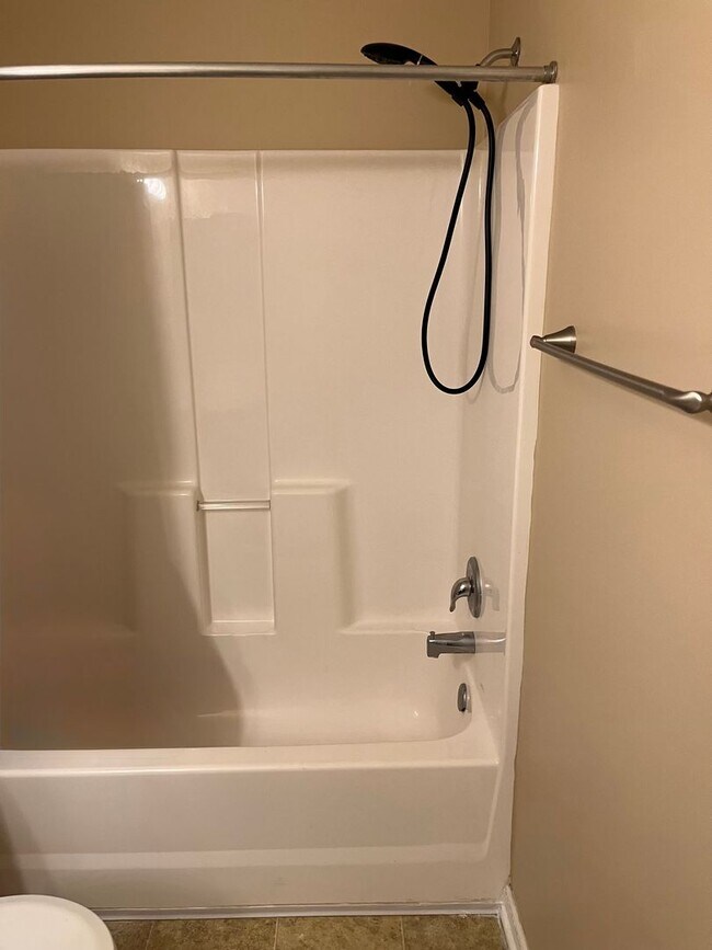 Building Photo - 3 Bed 2 Bath Ranch Style House with Fenced Backyard