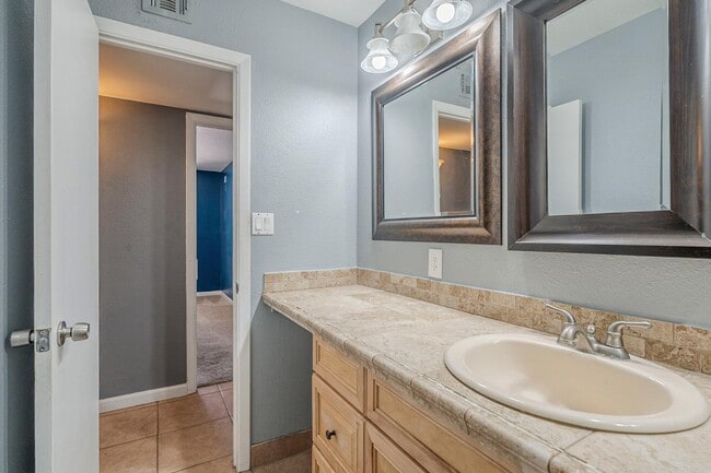 Building Photo - 3236 S Kenwood Ln