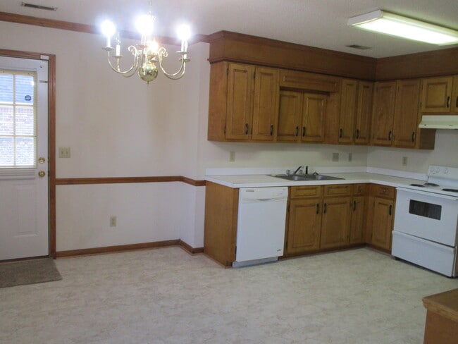 Building Photo - 2010 Essex Dr