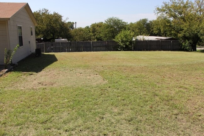 Building Photo - FOR LEASE! Cozy One Bedroom Home With Cent...