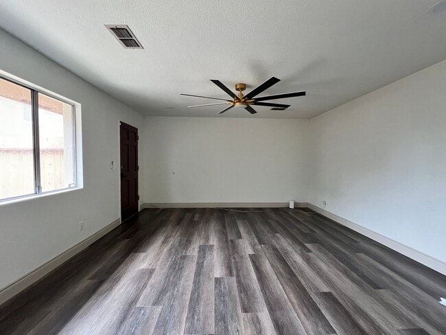 Building Photo - Riverside