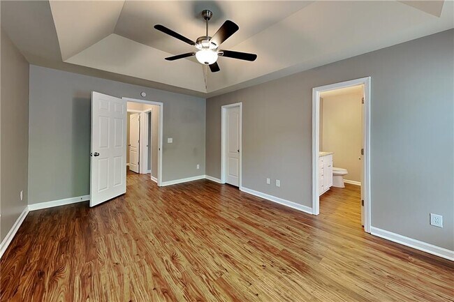 Building Photo - 6430 Queensdale Dr