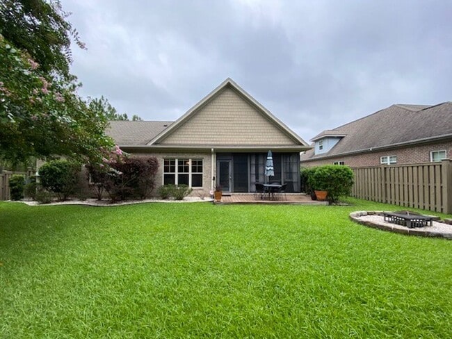 Building Photo - Beautiful Fully Furnished 3 bed 2 bath hom...