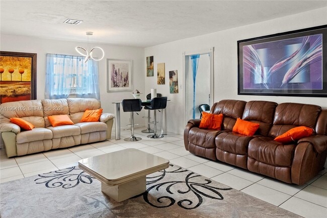 Building Photo - 121 SW 28th Terrace