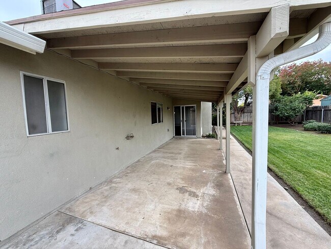 Building Photo - Single story home with vaulted ceilings!