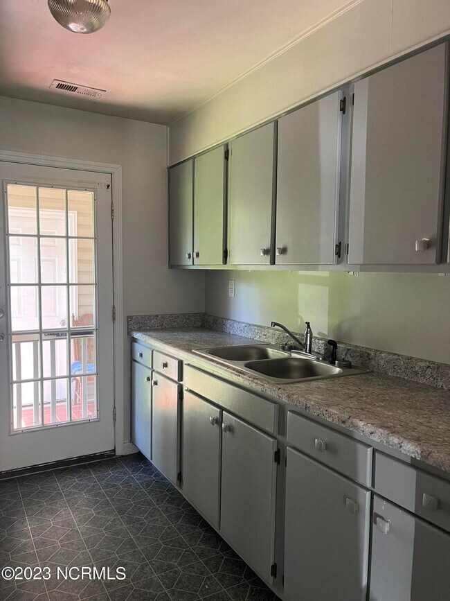 Building Photo - 203 Fifth Ave