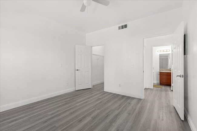 Building Photo - Stunning and Freshly Remodeled 1 Bedroom C...