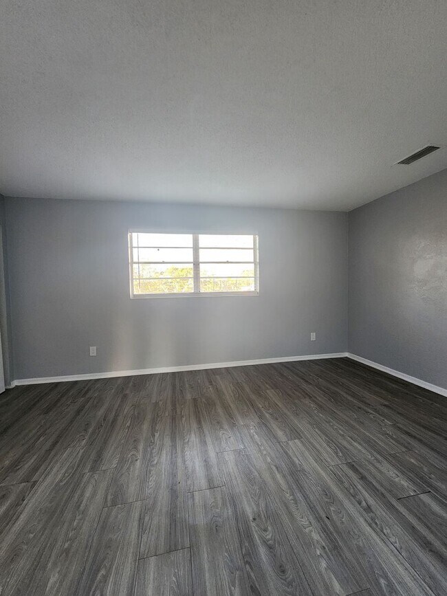 Building Photo - ** HALF OFF 1ST MONTH'S RENT WITH 13 MONTH...