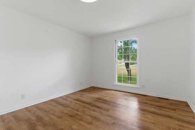 Building Photo - 308 Brookview Ct