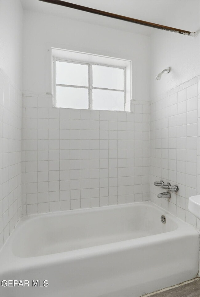 Building Photo - 3912 Kemp Ave