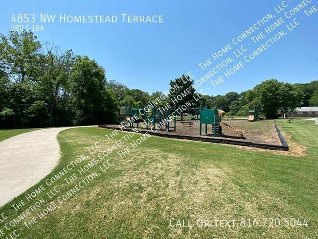 Building Photo - Clean 4-Plex Apartment-Park Hill Schools!
