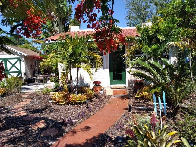 Building Photo - 1016 N E St