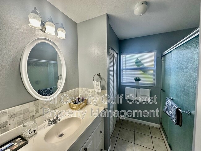 Building Photo - 515 15th Ave W