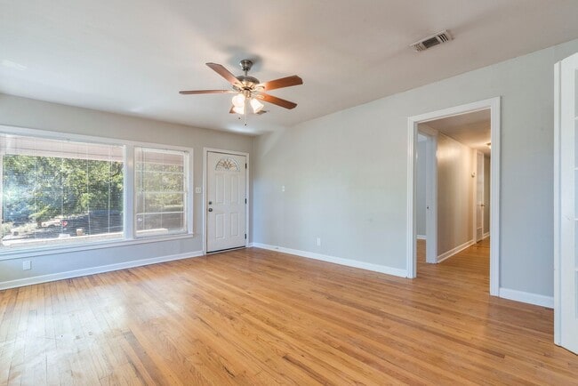 Building Photo - 3302 Hemlock-