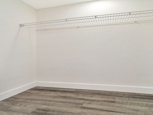 Building Photo - Great Location - 1 Bedroom 1 Bath Duplex w/ Backyard