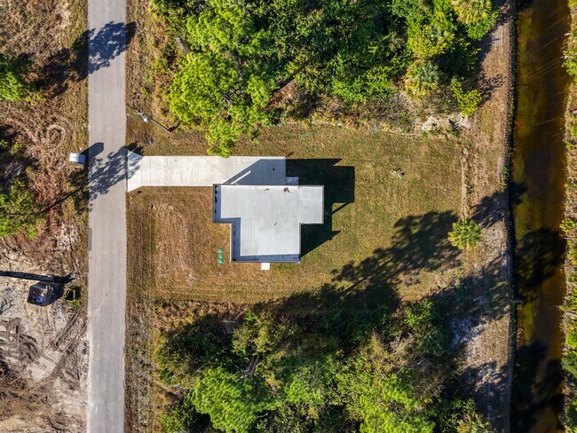 Building Photo - 751 Clancy St E