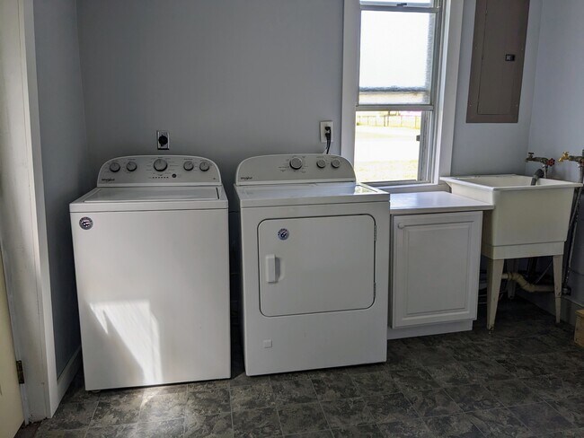 Laundry - 413 N Maple St