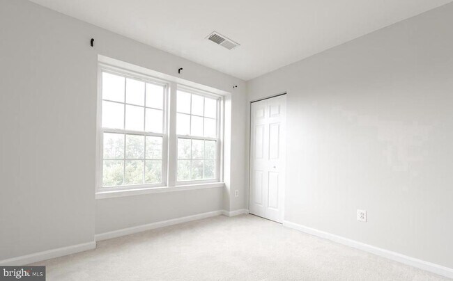 Building Photo - 42999 Edgewater St