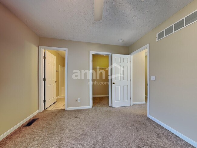 Building Photo - 2422 Hilliard Dr